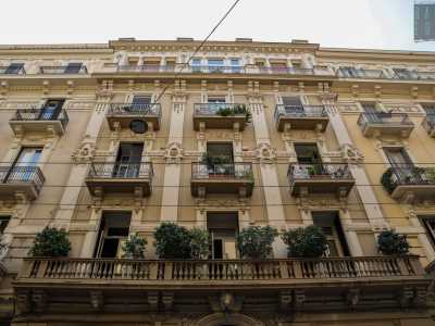 L�eclettico fabbricato si ascrive al classicismo tardo liberty presentando una ricca variet� di decorazioni fitomorfe ed antropomorfe (figure femminili e fiori)...